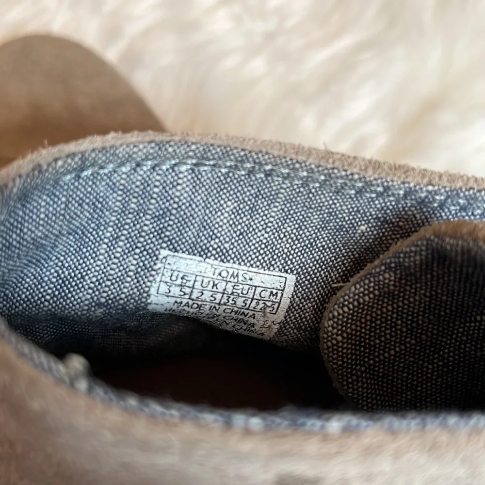 TOMS Tan Wedge Lace Youth Shoe